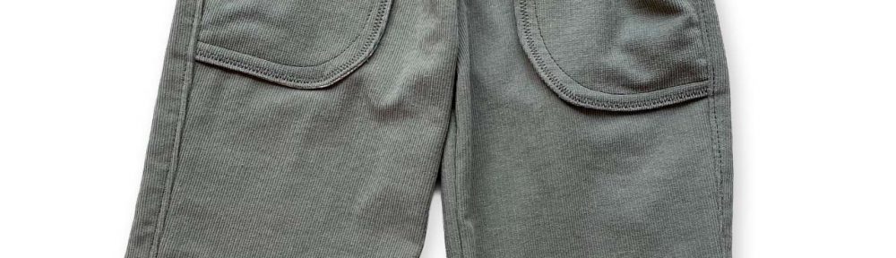 Thierchen Kindermode - Herbst/Winter 2025/26: Salbeigrüne Feincordhose