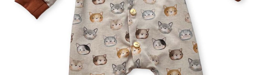 Thierchen Kindermode - Herbst/Winter 2025/26: Strampler mit Katzen